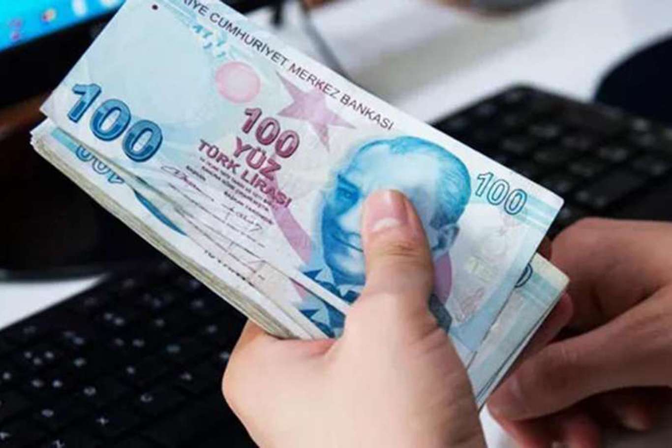 Emekli maaş ikramiye ödemeleri için banka şubelerinin mesai saatlerinde düzenleme Emekli maaş ikramiye ödemeleri için banka şubelerinin mesai saatlerinde düzenleme